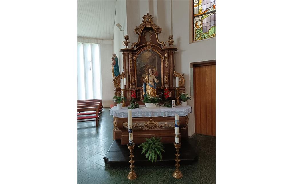 Taufstein mit Figur