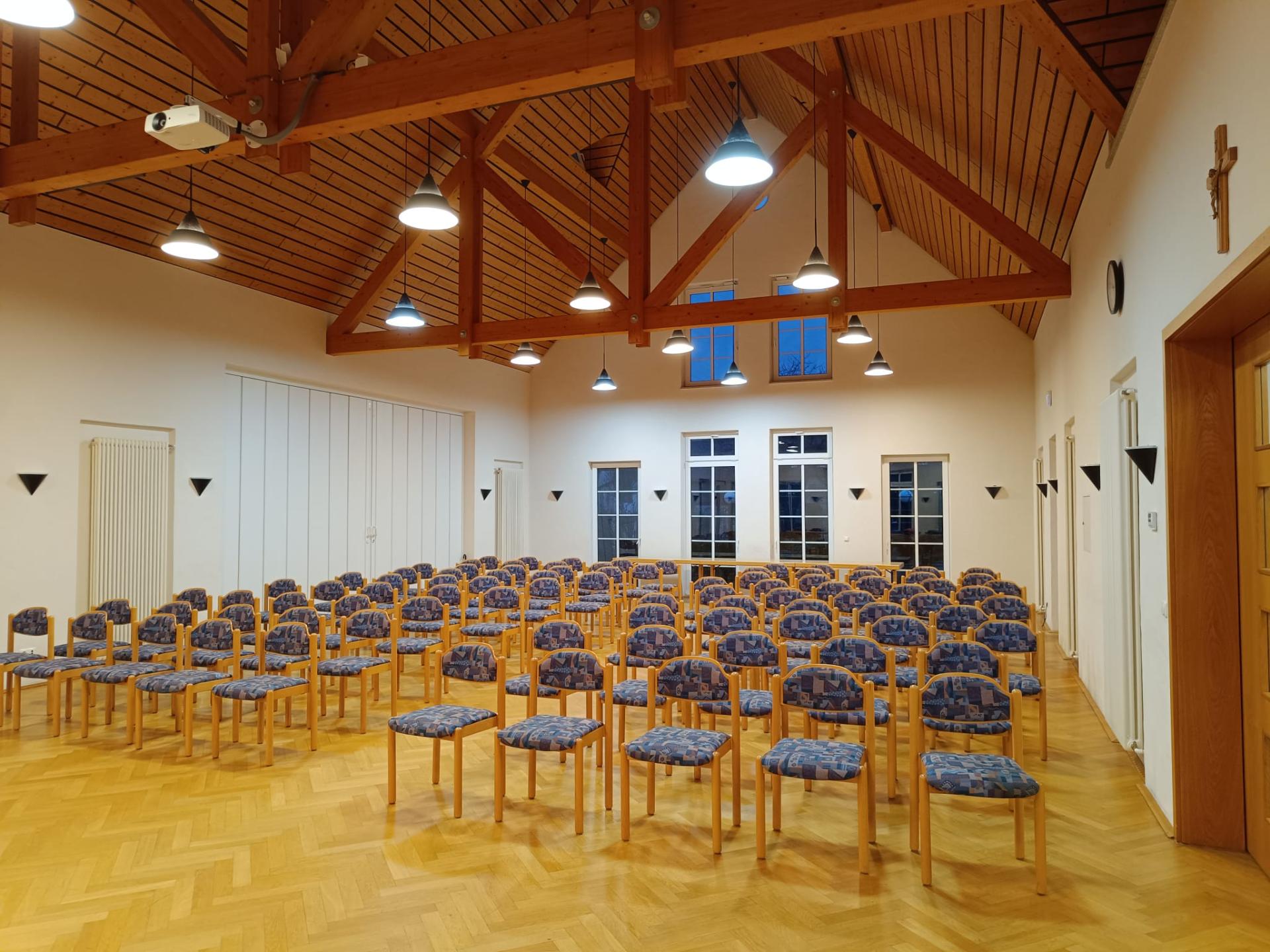Der große Raum im Erdgeschoss, bestuhlt