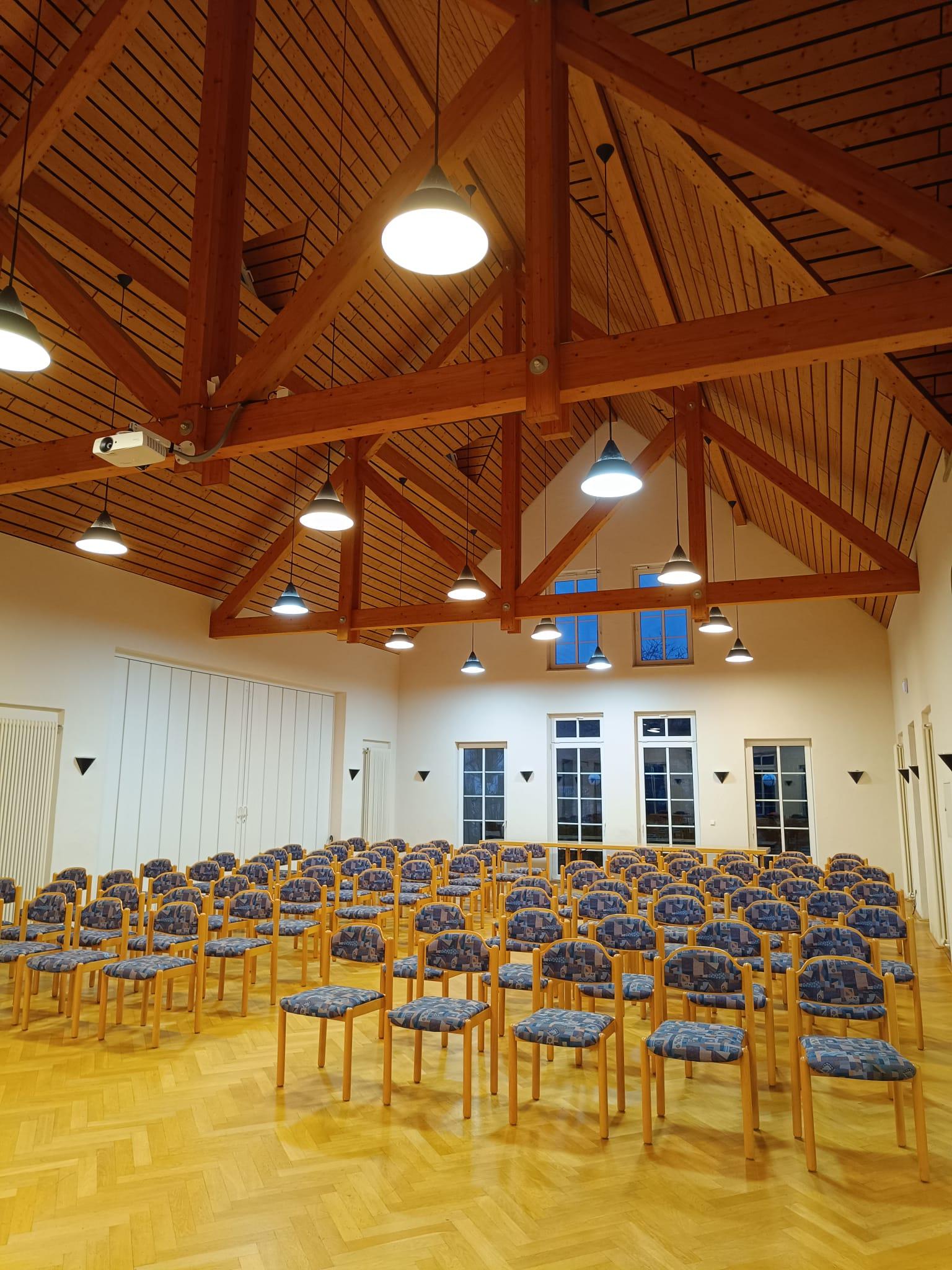 Der große Raum im Erdgeschoss, bestuhlt