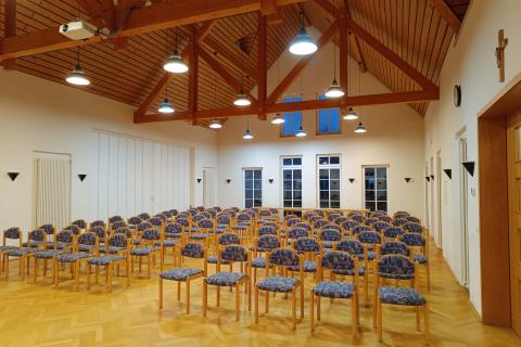 Der große Raum im Erdgeschoss, bestuhlt