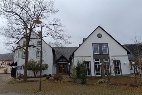 Das Bürgerhaus von rechts, mit Blick auf den Haupteingang