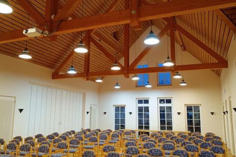 Der große Raum im Erdgeschoss, bestuhlt